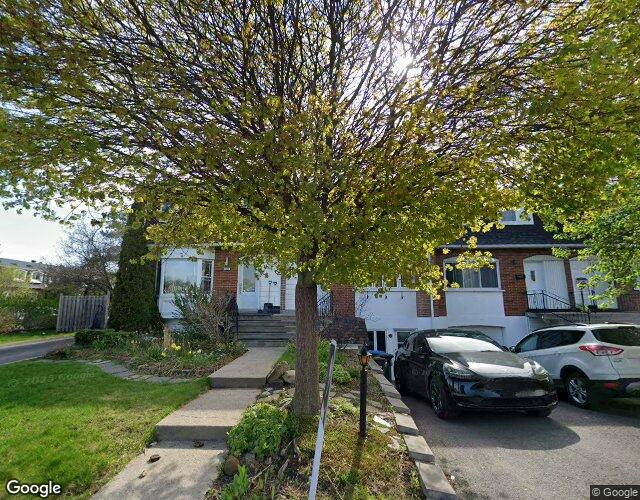 Vue Street View — Place Perez, Brossard